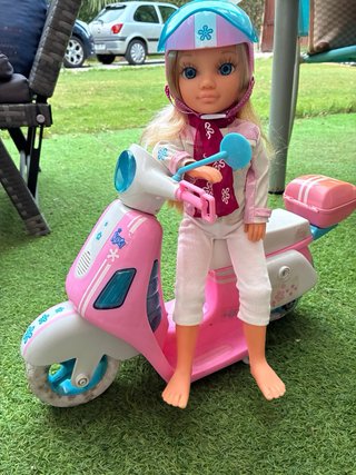 Muñeca Nancy motorista con moto rosa