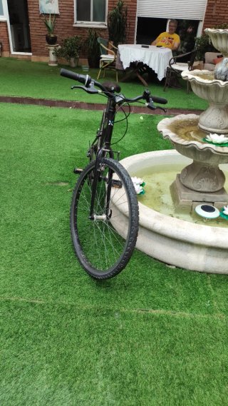 Bicicleta negra Dos bici de precio, 300 euros.