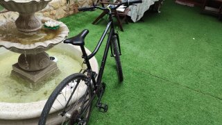 Bicicleta negra Dos bici de precio, 300 euros.