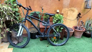 Bicicleta negra Dos bici de precio, 300 euros.