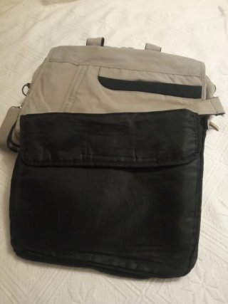 Maletín para portátil beige y negro