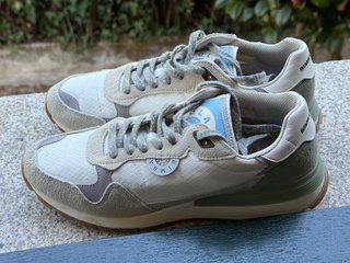 Zapatillas Bimba y Lola grises y blancas