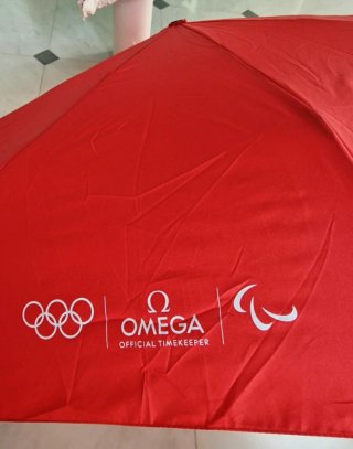 Set Omega: Gorra, Paraguas y Pin