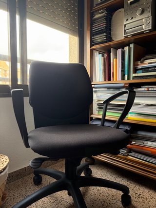 Silla de oficina ergonómica negra