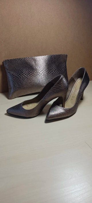 Zapatos y bolso plateados mujer