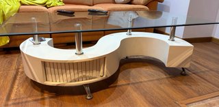 Mesa de cristal y madera diseño moderno