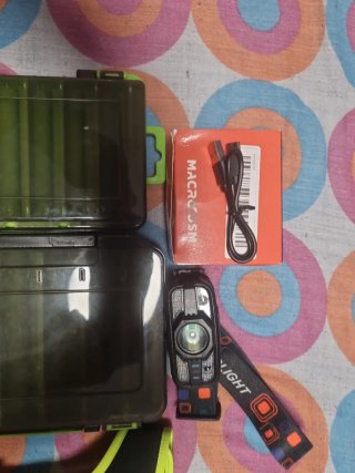 Linterna, tijeras, cajas y dedil pesca