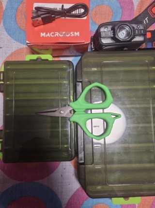 Linterna, tijeras, cajas y dedil pesca