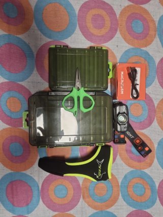 Linterna, tijeras, cajas y dedil pesca