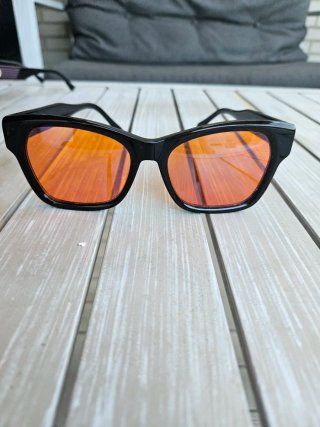 Gafas de sol negras con lentes naranjas