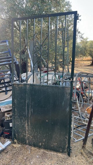 Puerta metálica negra