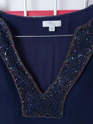 Conjunto elegante top azul marino, falda estampada