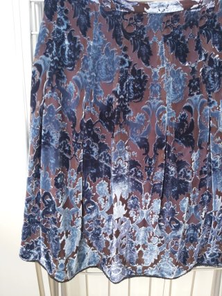 Conjunto elegante top azul marino, falda estampada