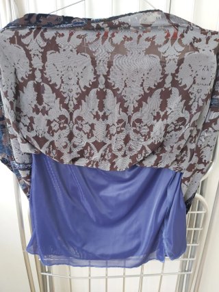 Conjunto elegante top azul marino, falda estampada