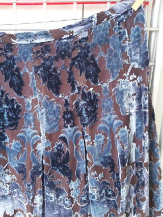 Conjunto elegante top azul marino, falda estampada