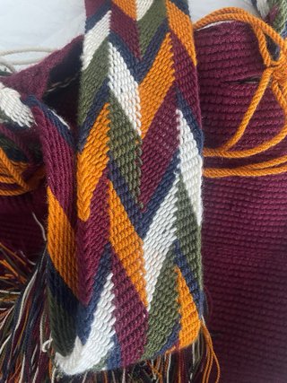 Bolso tejido multicolor con flecos