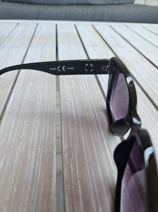Gafas de sol negras y moradas