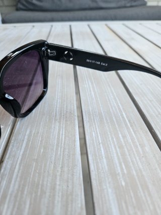 Gafas de sol negras y moradas