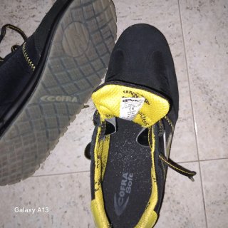 Zapatos de seguridad COFRA negros y amarillos