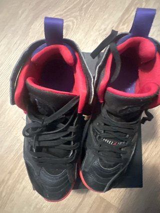Zapatillas Jordan Negras y Rojas