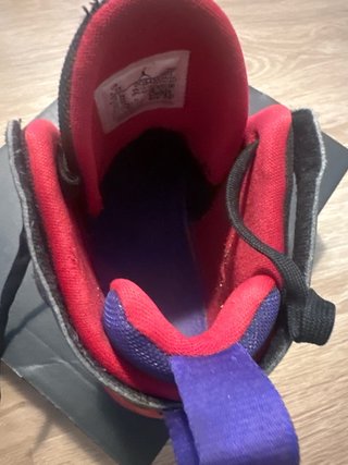 Zapatillas Jordan Negras y Rojas