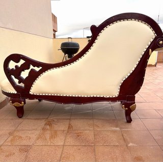 Chaise longue barroca de madera y cuero