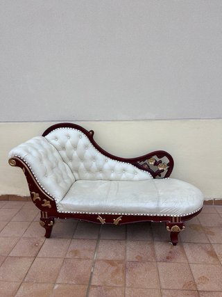 Chaise longue barroca de madera y cuero