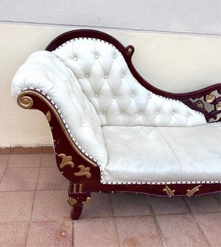 Chaise longue barroca de madera y cuero