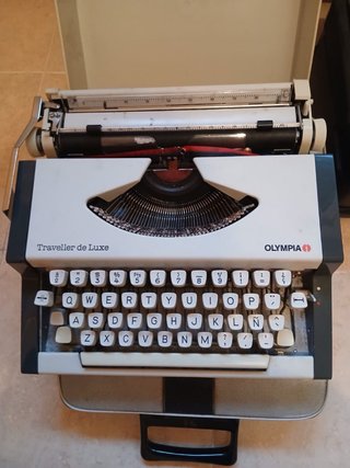 Máquina de escribir Olympia Traveller de Luxe