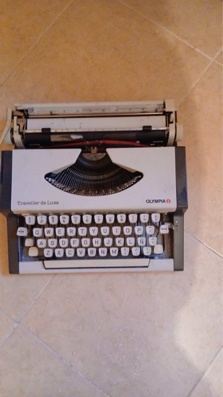 Máquina de escribir Olympia Traveller de Luxe