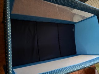 Cuna de viaje azul con colchón