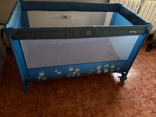 Cuna de viaje azul con colchón