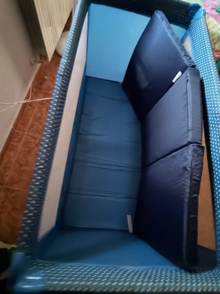 Cuna de viaje azul con colchón