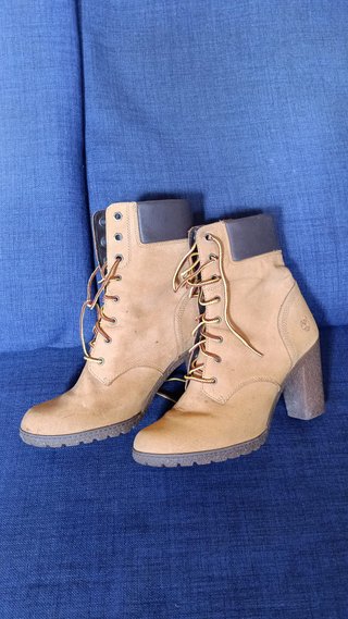 Traje campesina con enagua y botas