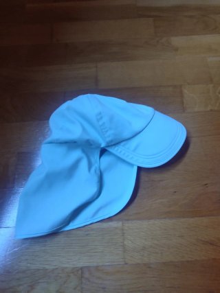 2 Gorras Niños Beige y Azul y camiseta solar