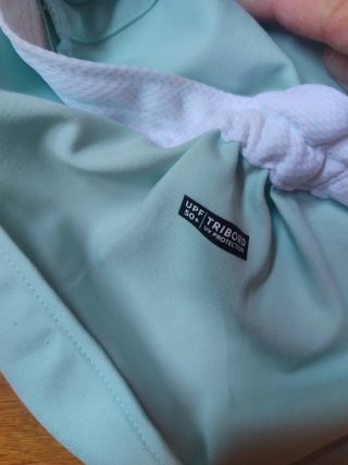 2 Gorras Niños Beige y Azul y camiseta solar
