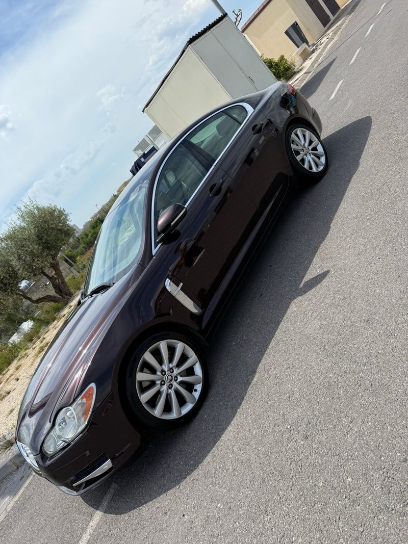 Jaguar XF 2010 - foto 1