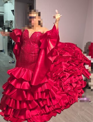 Vestido de fiesta rojo con volantes