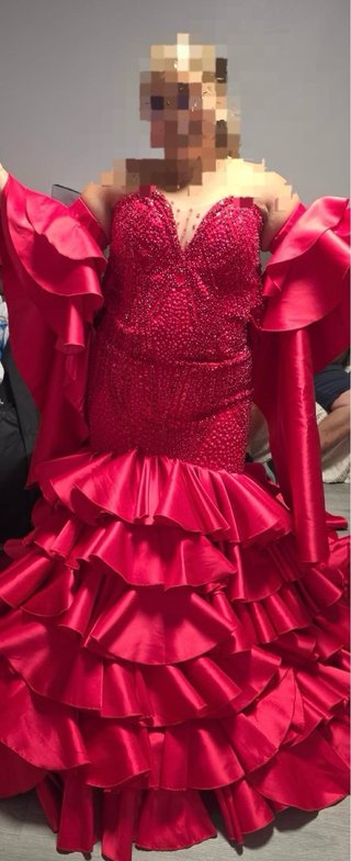 Vestido de fiesta rojo con volantes