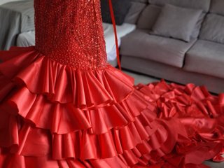 Vestido de fiesta rojo con volantes