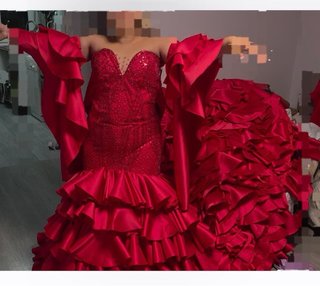 Vestido de fiesta rojo con volantes