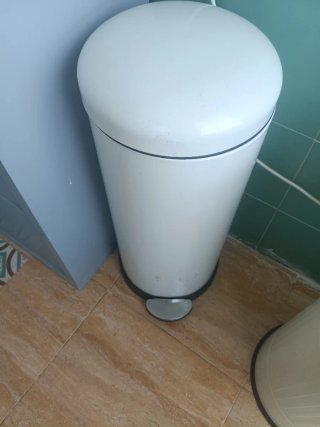 Cubo de basura blanco y plateado