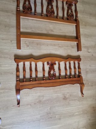 Cabecero y piecero de cama de madera con largueros