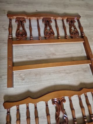 Cabecero y piecero de cama de madera con largueros