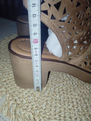 Sandalias camperas beige con corte láser
