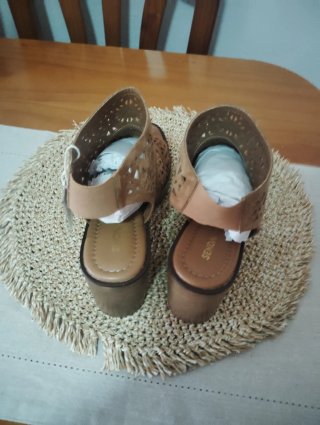 Sandalias camperas beige con corte láser