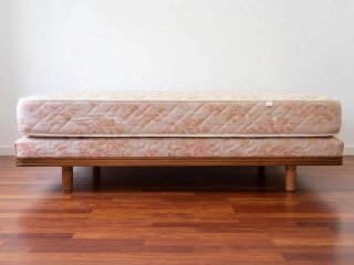 Colchón floral y base tapizada madera