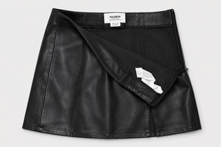 Falda mini Pull&Bear negra efecto cuero talla S