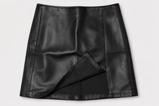 Falda mini Pull&Bear negra efecto cuero talla S