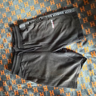 Pantalones cortos Nike y McKenzie